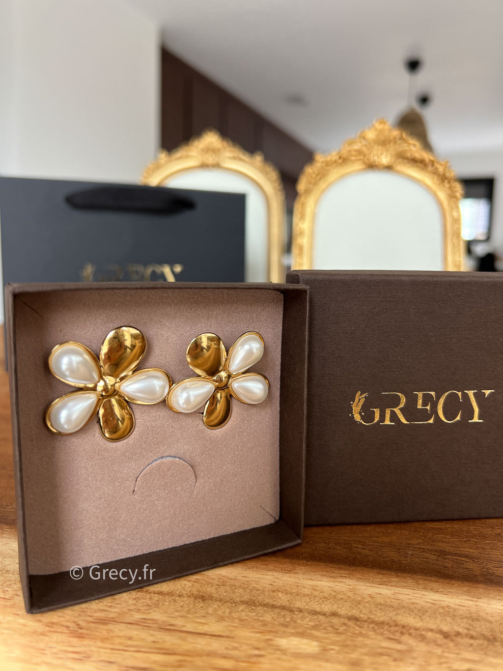 Alizée / Boucles d'oreilles à clips pétales blanches et dorées acier inoxydable