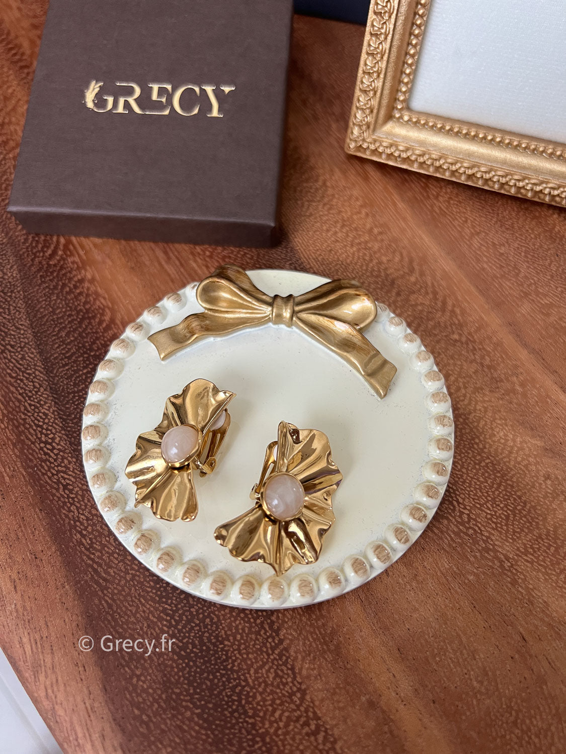 Nelly / Boucles d'oreilles clips fleurs dorées avec perles blanches