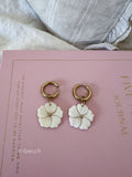 Boucles d'oreilles fleurs blanches