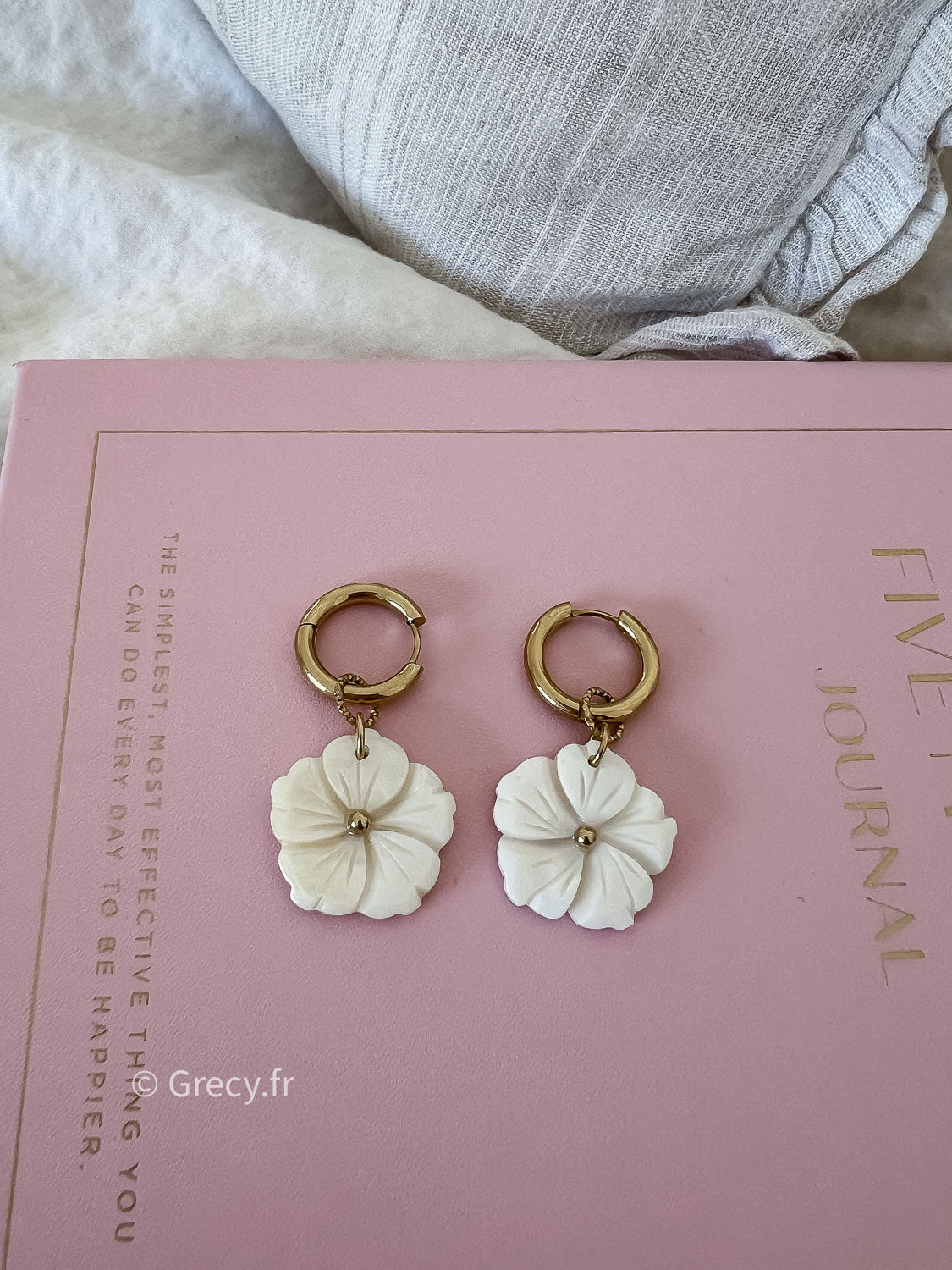 Boucles d'oreilles fleurs blanches