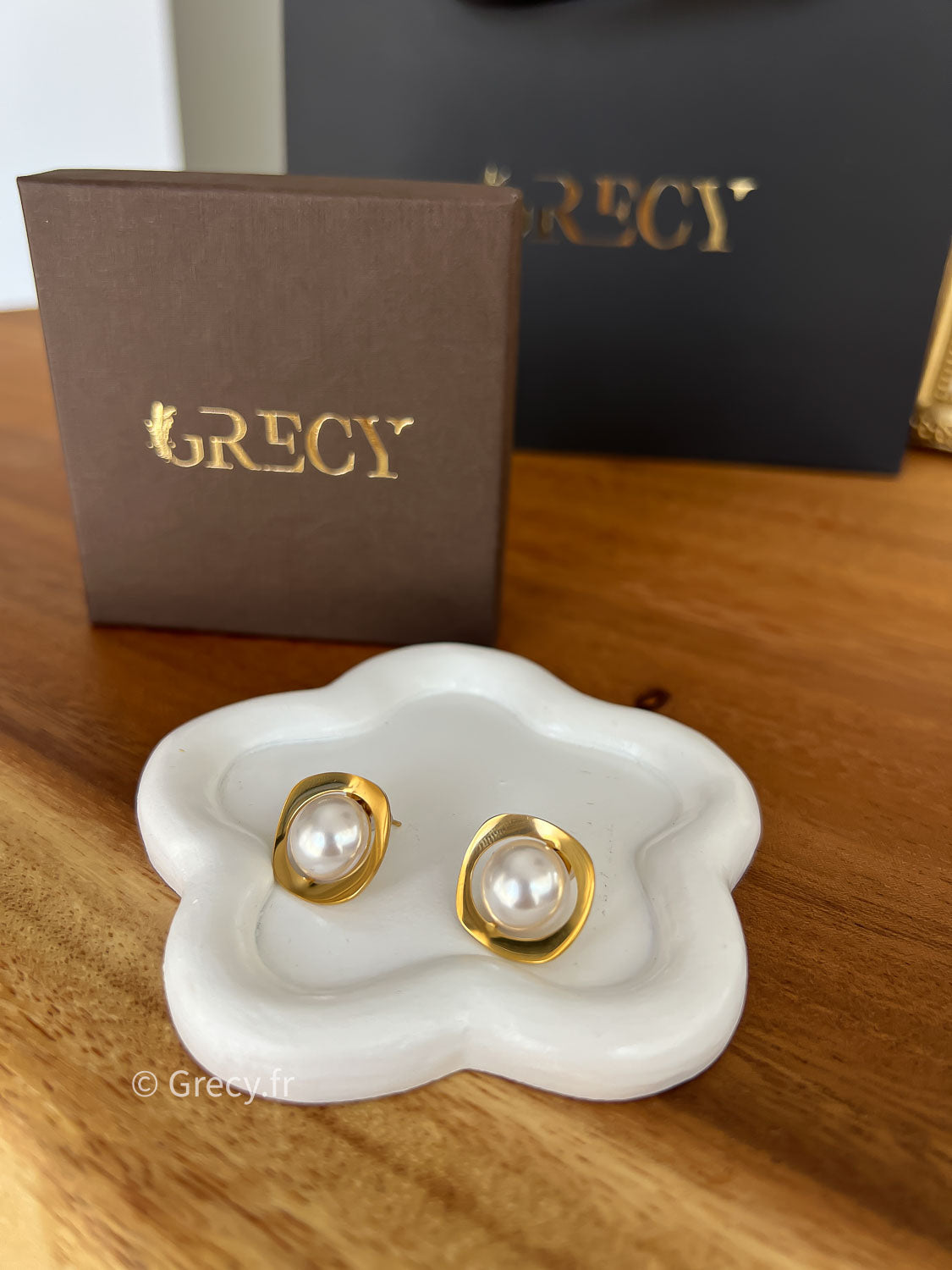 Laurie / Boucles d'oreilles carrées dorées avec perles blanches