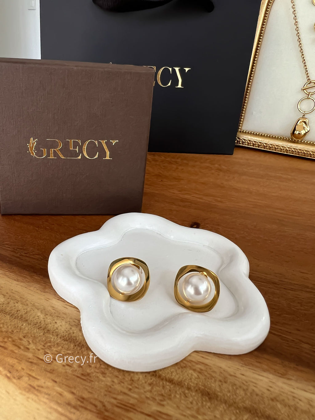 Laurie / Boucles d'oreilles carrées dorées avec perles blanches