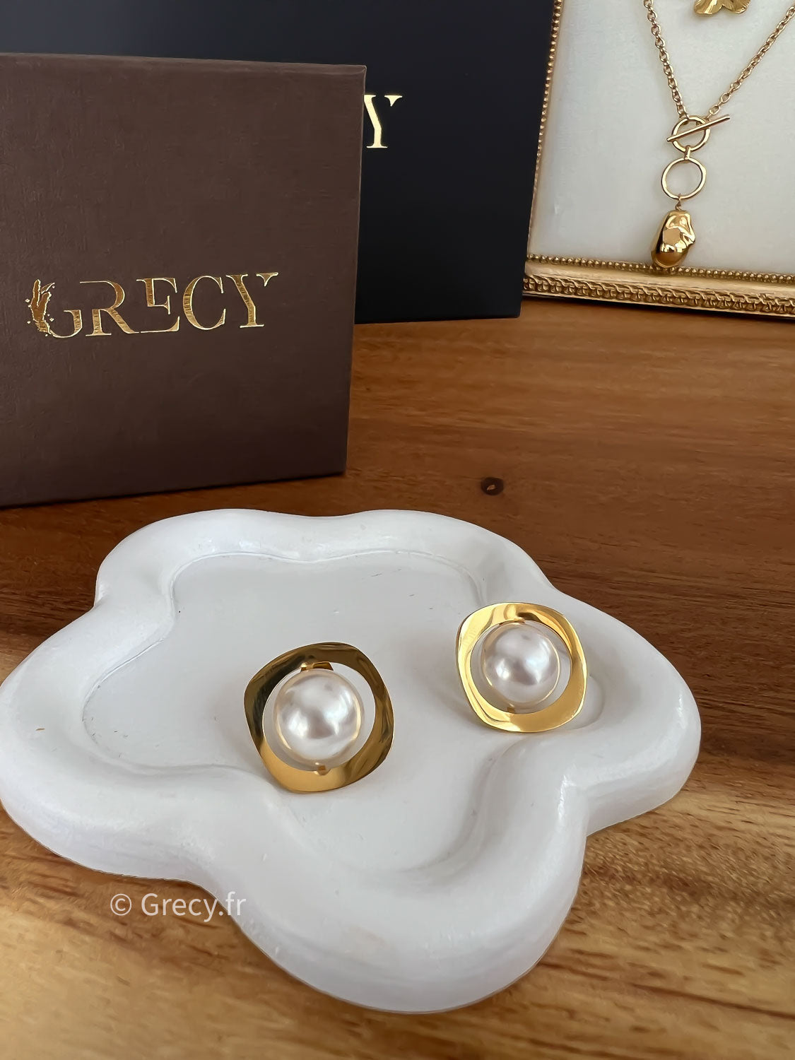 Laurie / Boucles d'oreilles carrées dorées avec perles blanches