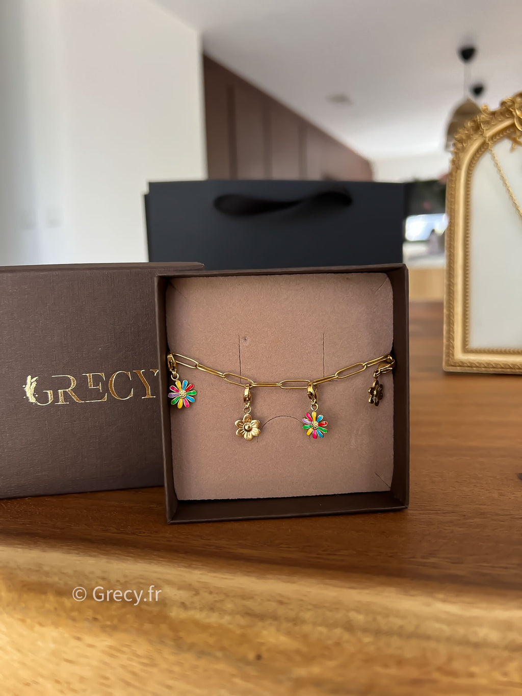 Kiara / Bracelet doré charms fleurs dorés et multicolores