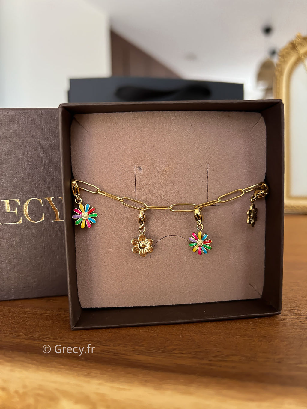 Kiara / Bracelet doré charms fleurs dorés et multicolores