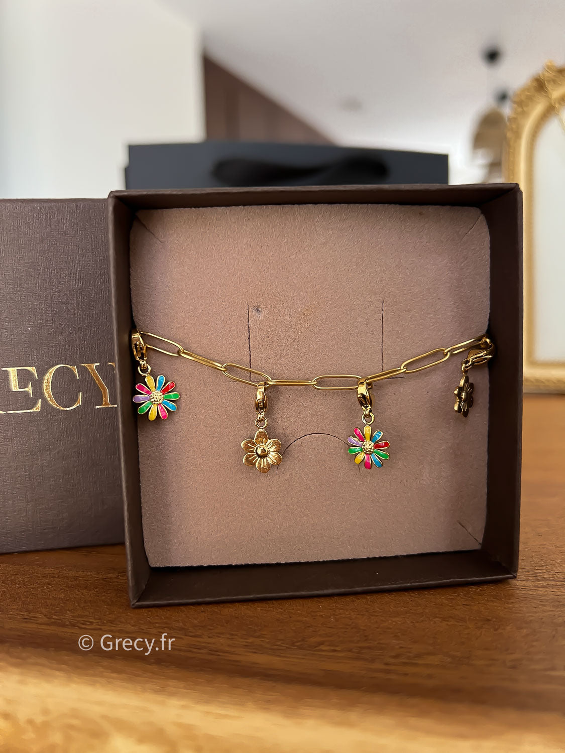Kiara / Bracelet doré charms fleurs dorés et multicolores