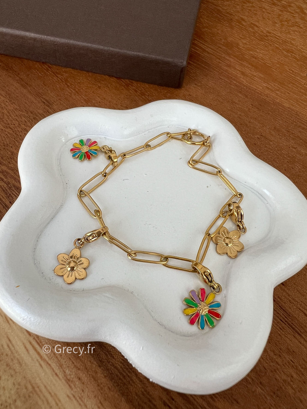 Kiara / Bracelet doré charms fleurs dorés et multicolores