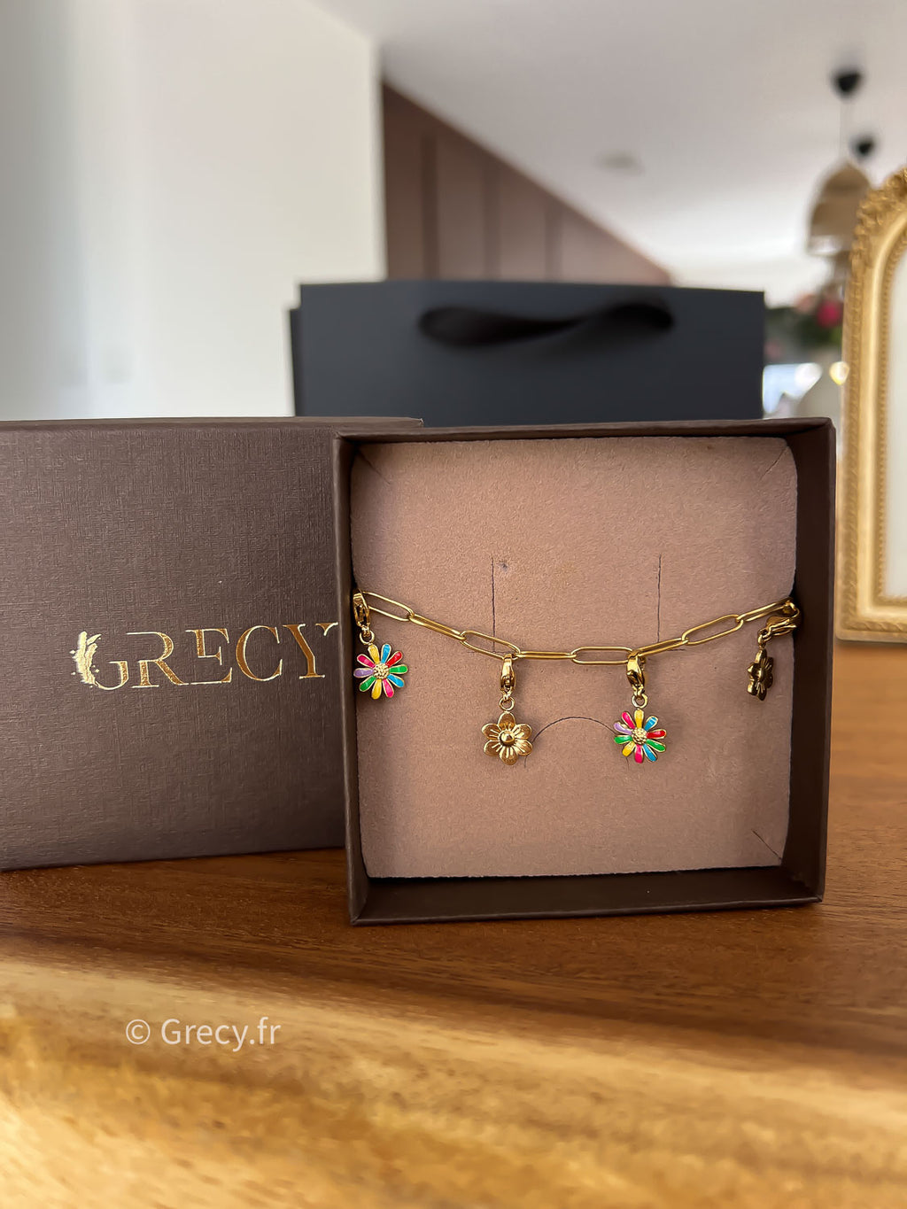 Kiara / Bracelet doré charms fleurs dorés et multicolores
