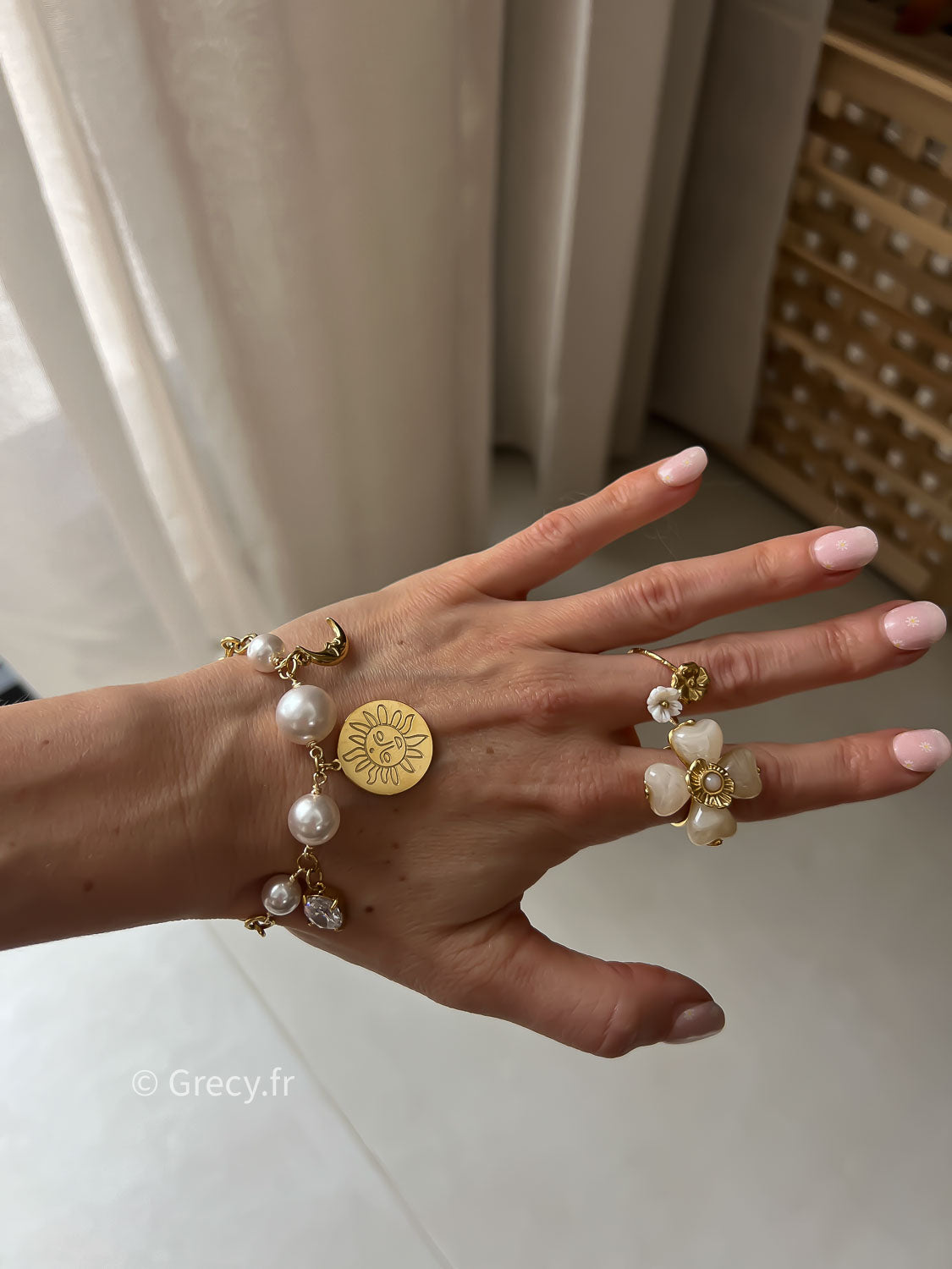 Emilie / Bracelet perles nacre charms lune, strass et soleil