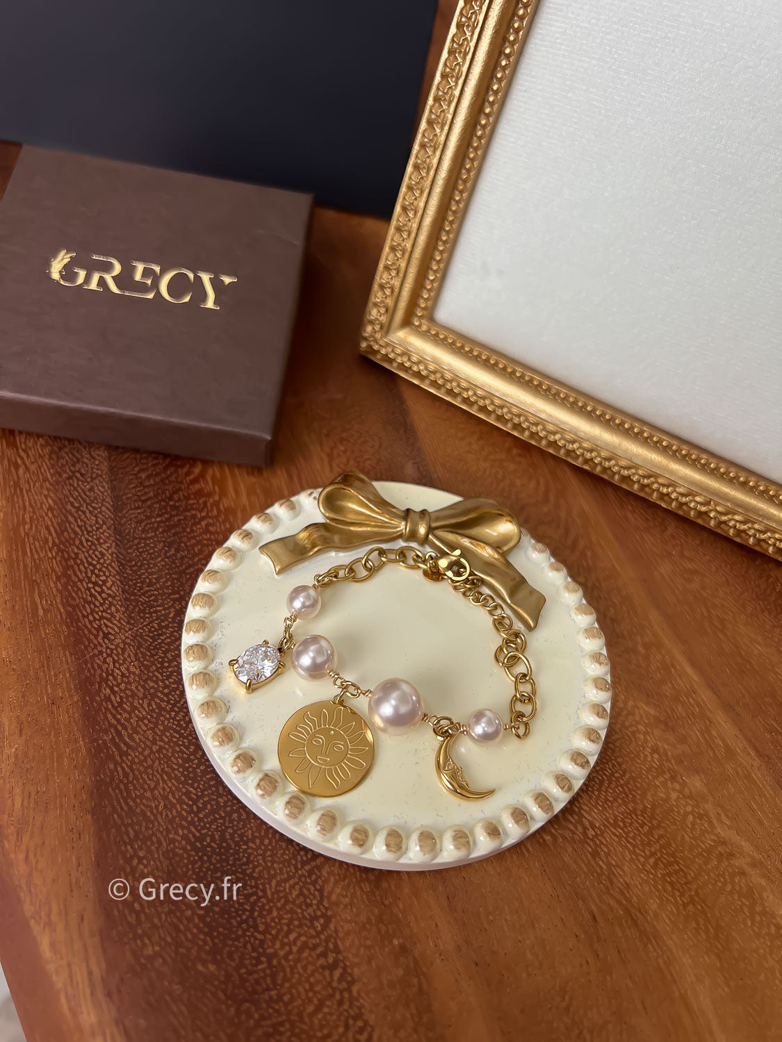 Emilie / Bracelet perles nacre charms lune, strass et soleil