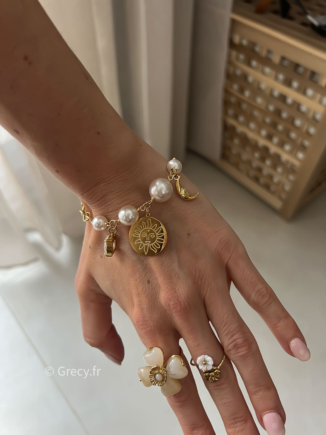 Emilie / Bracelet perles nacre charms lune, strass et soleil