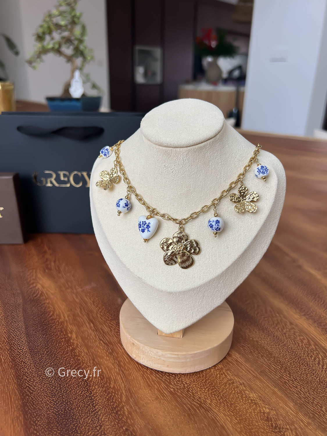 Bridgerton Collier charms fleurs