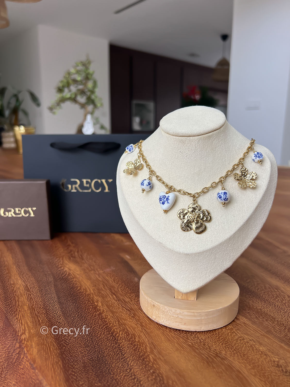 Bridgerton Collier charms fleurs