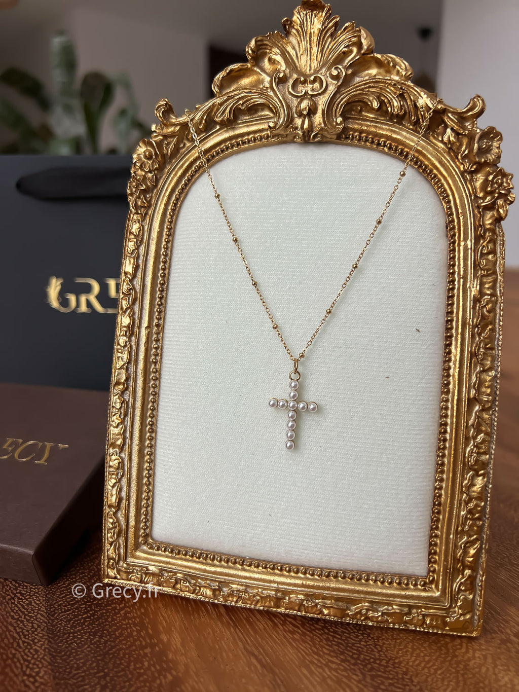 Solange / Chaine croix perles blanches