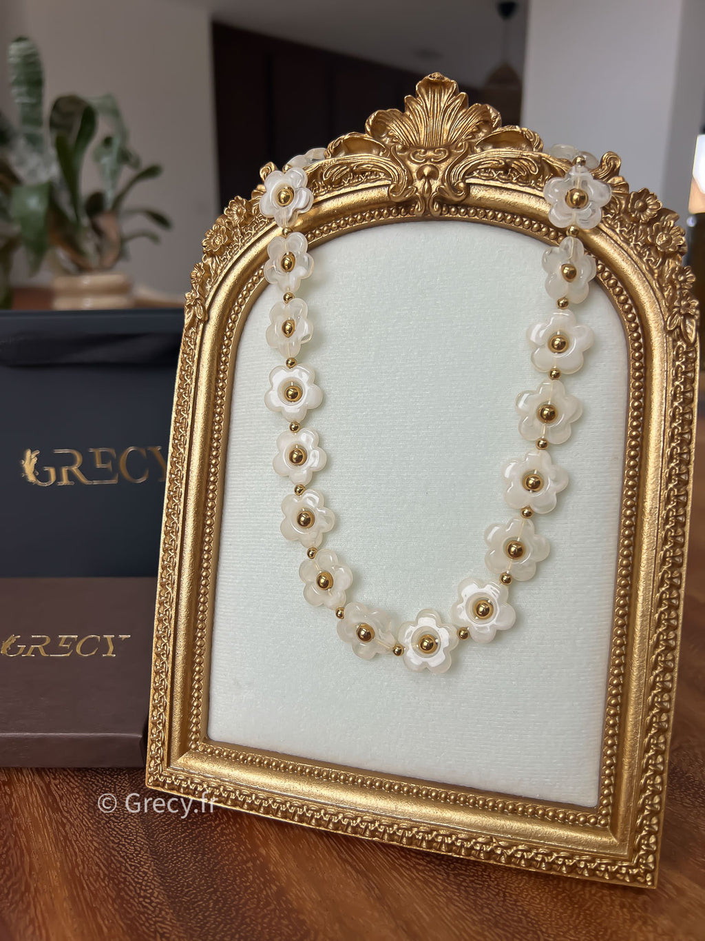 Aurore / Collier fleurs blanches résine