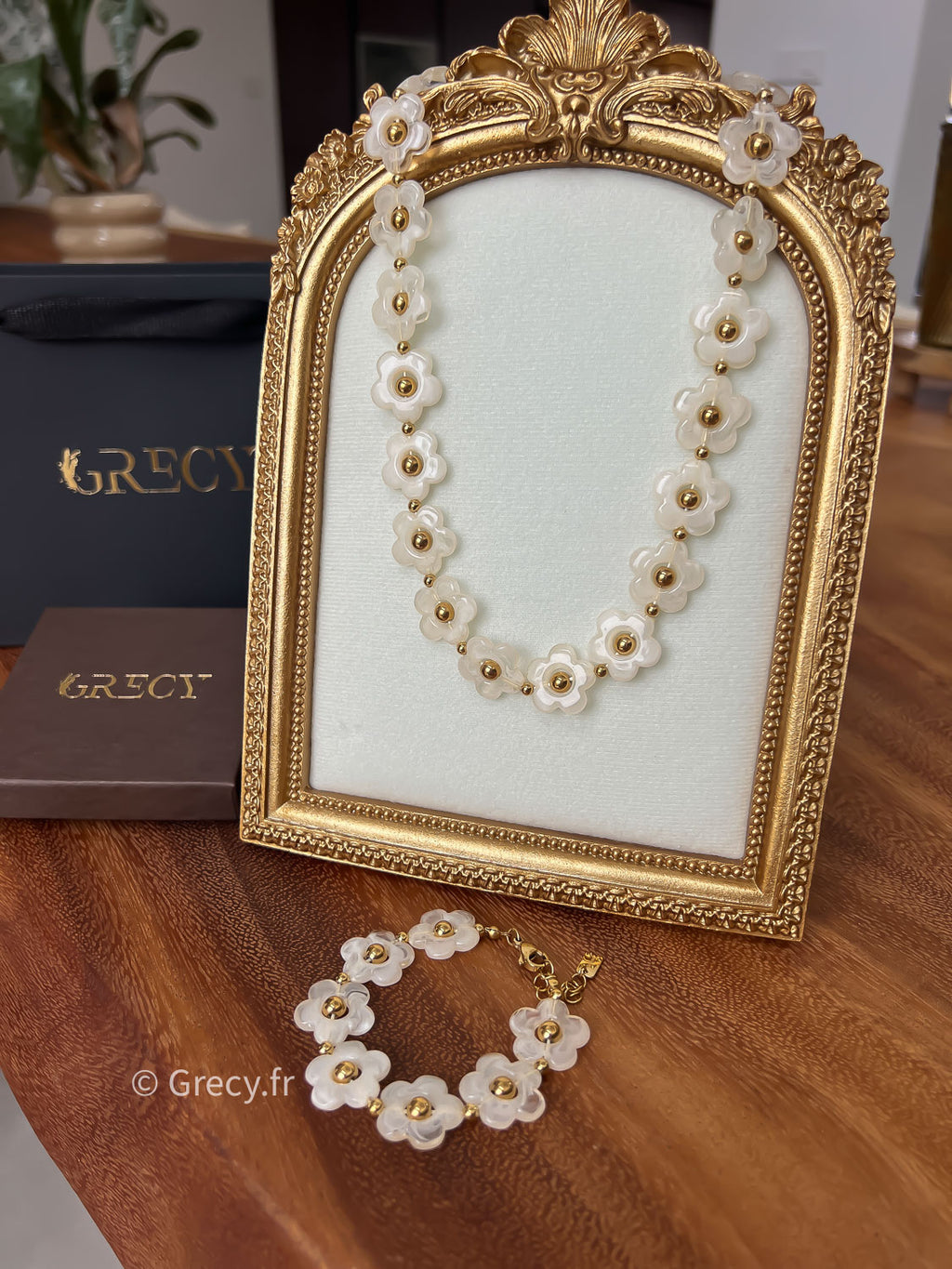 Aurore / Collier fleurs blanches résine