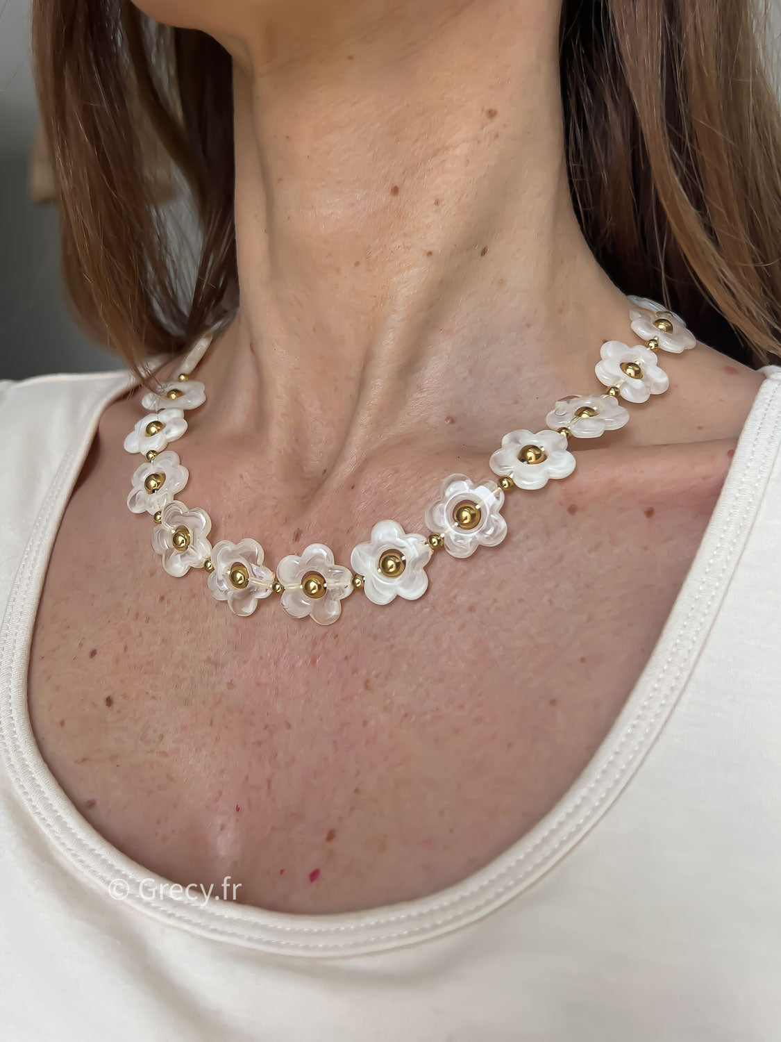 Aurore / Collier fleurs blanches résine