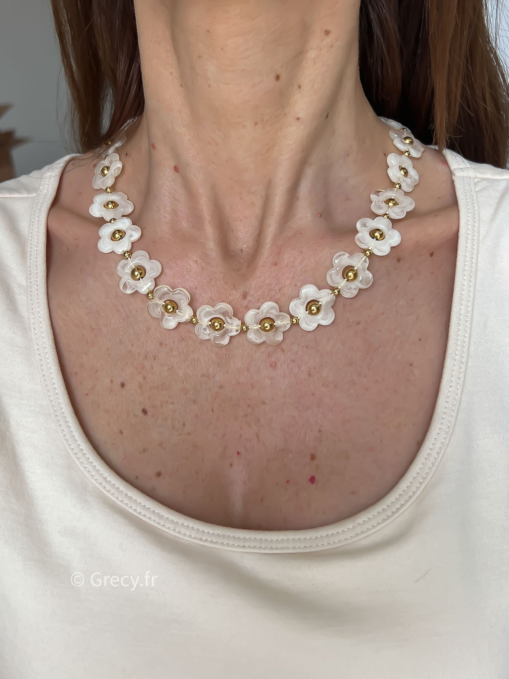 Aurore / Collier fleurs blanches résine