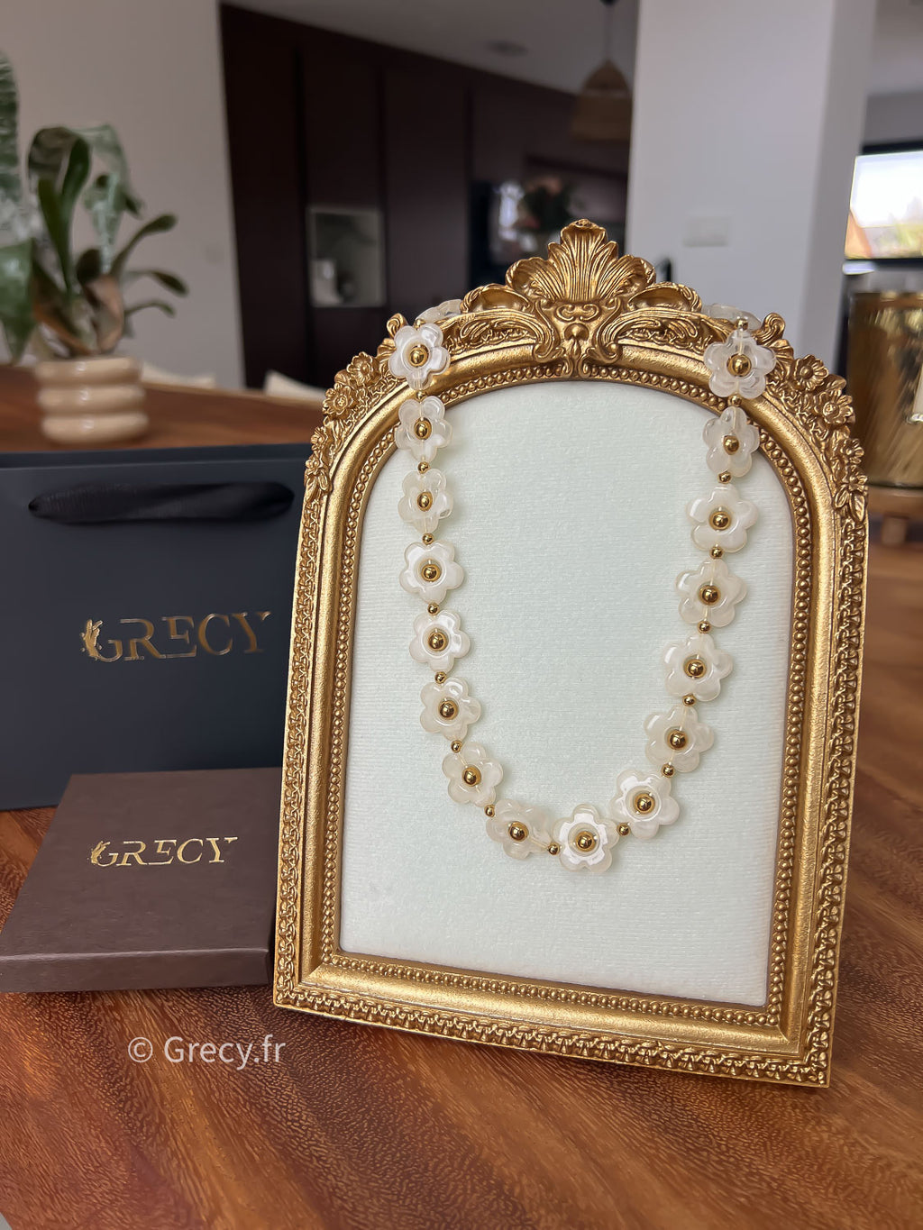 Aurore / Collier fleurs blanches résine