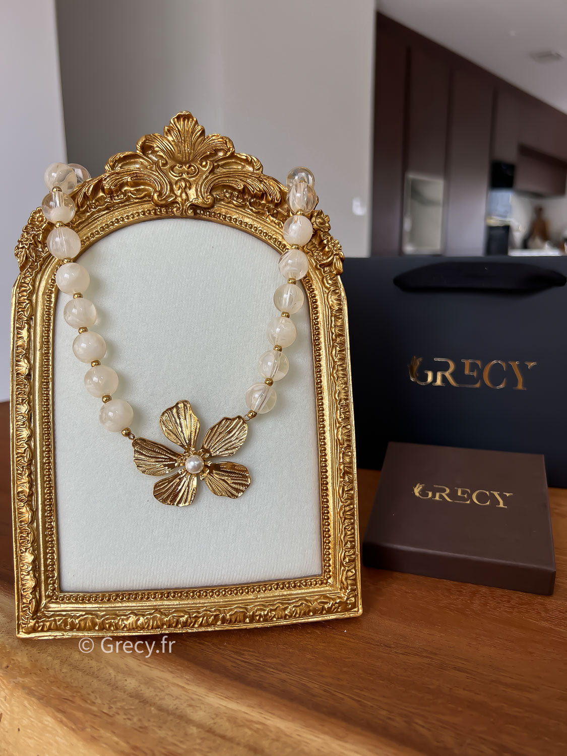 Samantha / Collier perles blanches avec fleurs dorée acier inoxydable