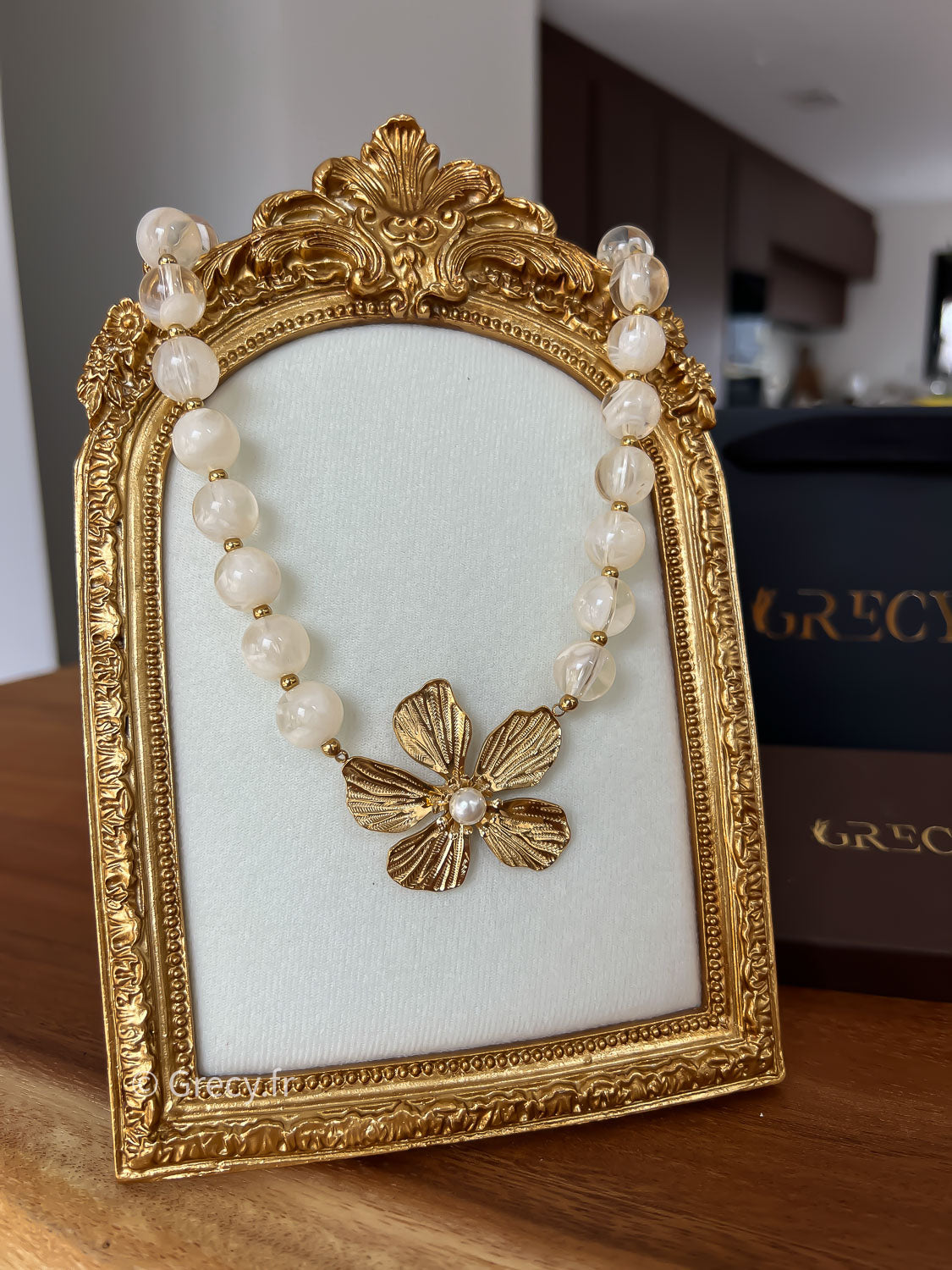 Samantha / Collier perles blanches avec fleurs dorée acier inoxydable