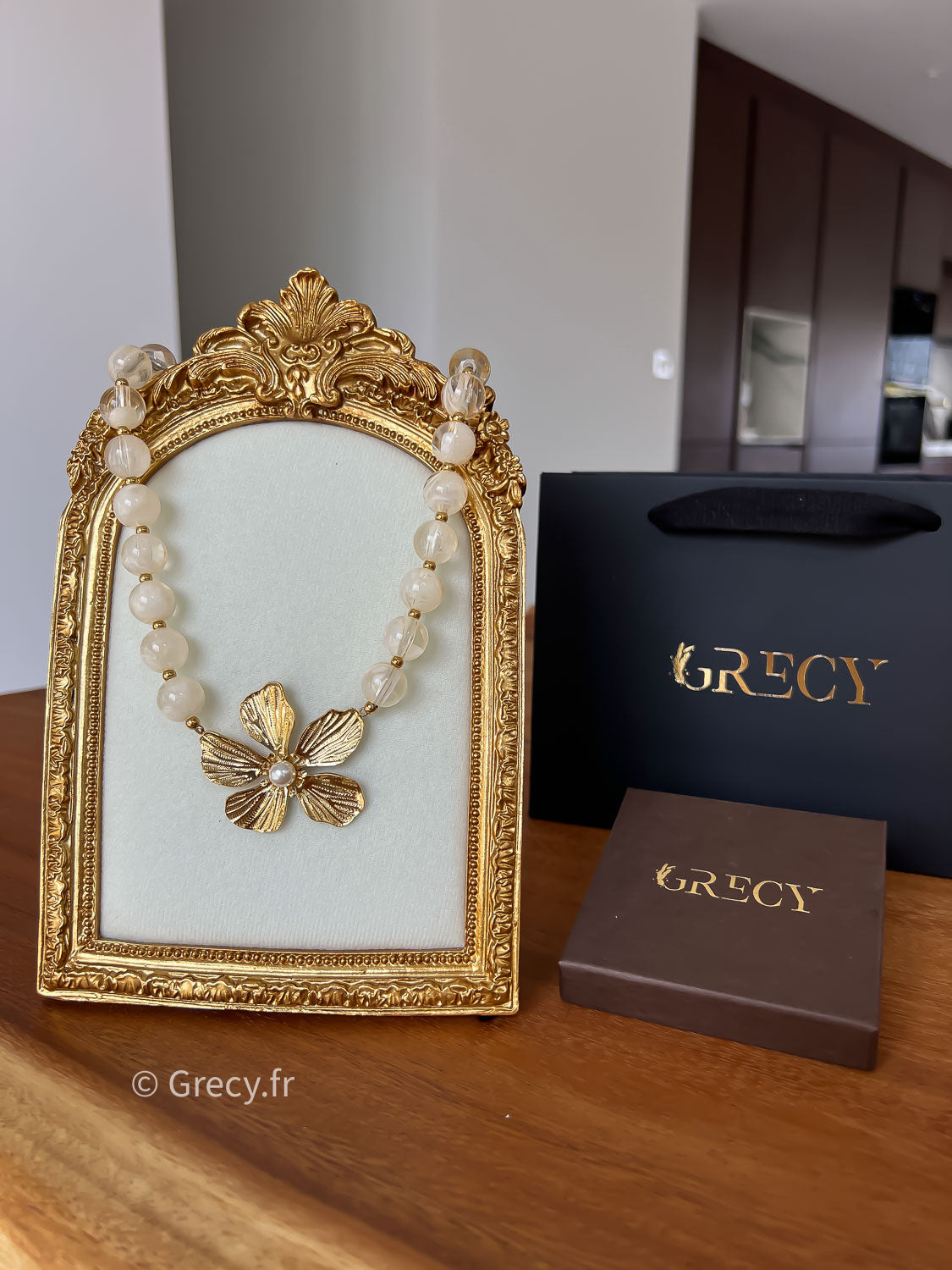 Samantha / Collier perles blanches avec fleurs dorée acier inoxydable