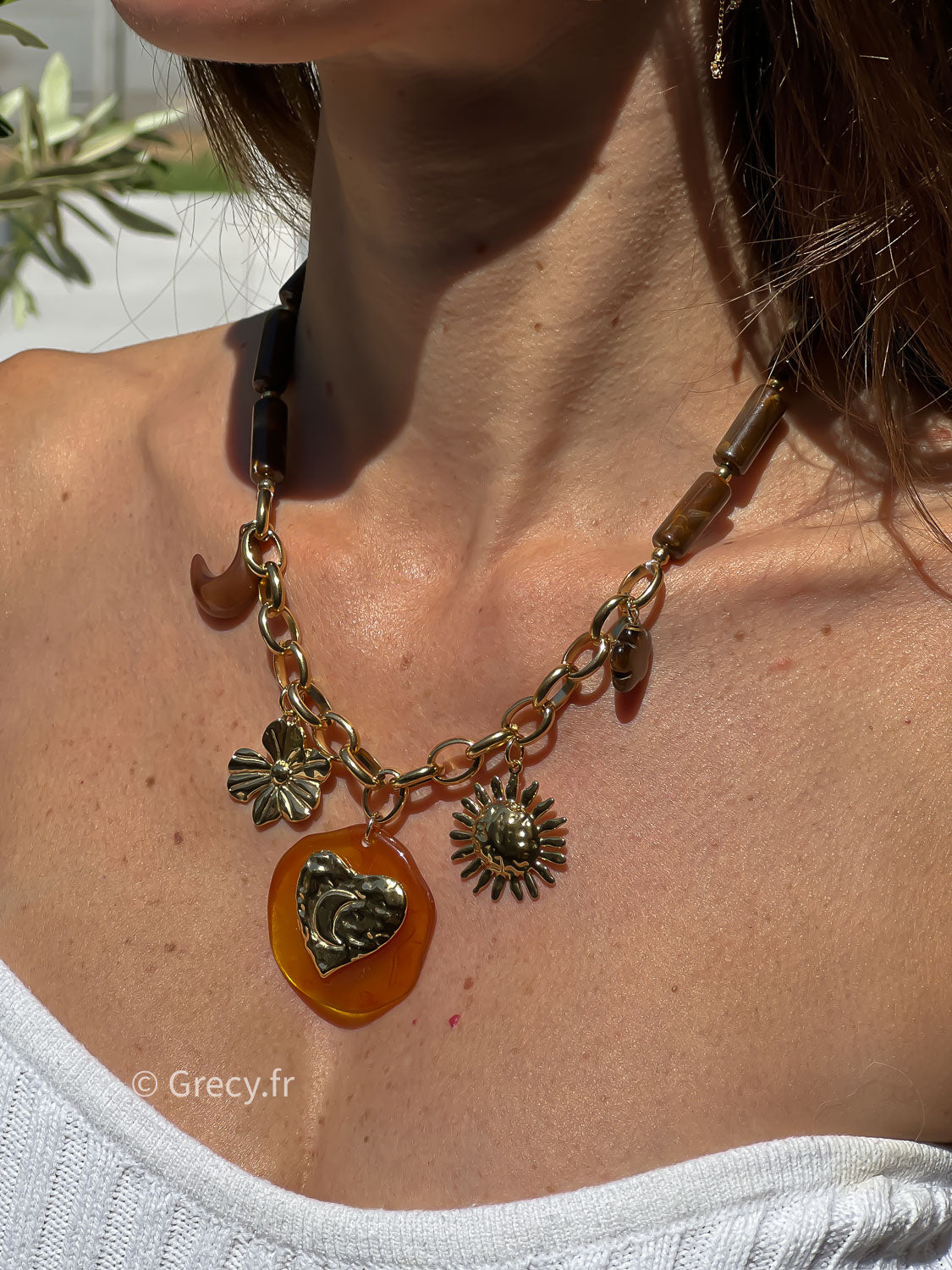 Collier marron et charms