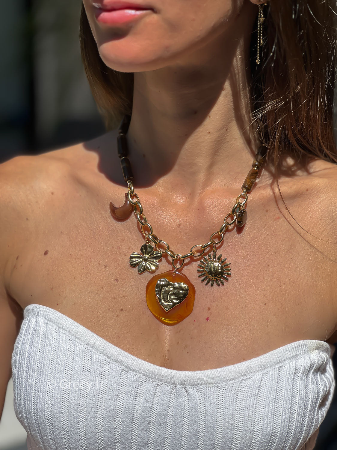 Collier marron et charms