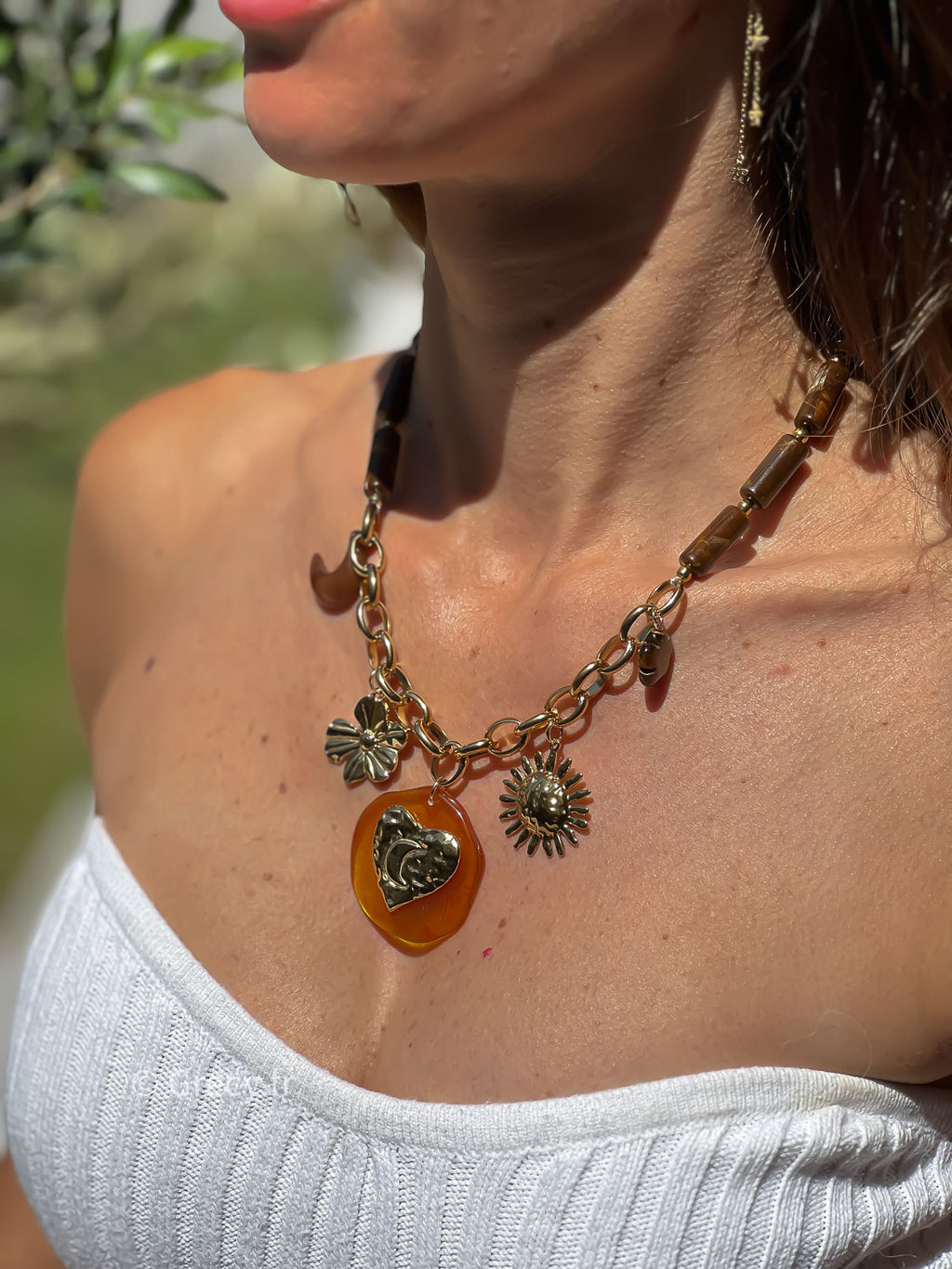 Collier marron et charms