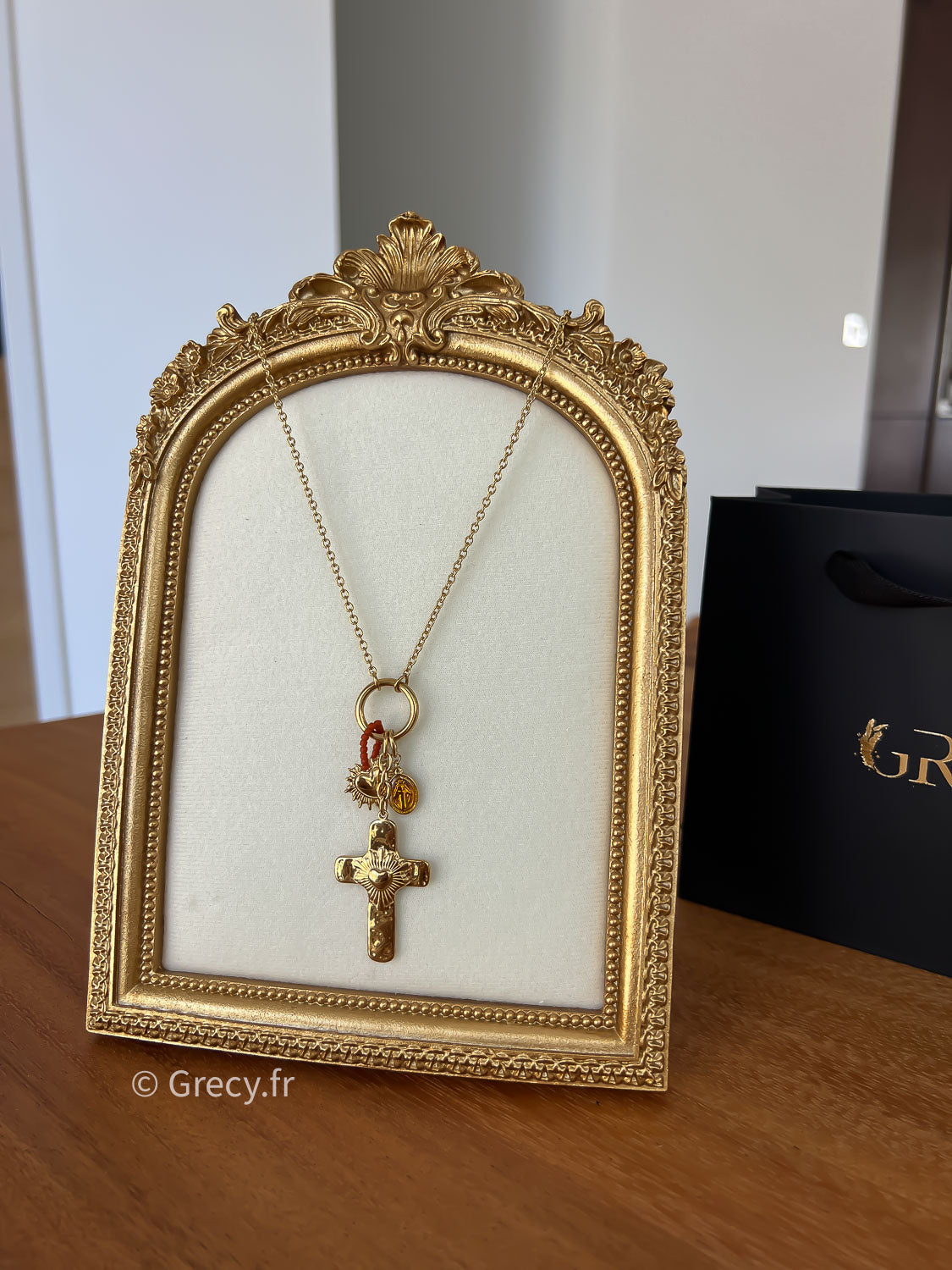 Gabin / Sautoir doré croix avec coeur au centre
